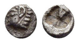 IONIA. Kolophon.(Circa 530/25-500 BC).Tetartemorion.

Obv : Archaic head of Apollo left.

Rev : Incuse square punch.
SNG von Aulock 1810.

Condition :...