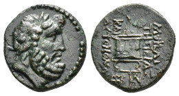 CILICIA. Mopsos.(2nd-1st centuries BC).Ae.

Obv : Laureate head of Zeus right.

Rev : ΜΟΨΕΑΤΩΝ / ΤΗΣ ΙΕΡΑΣ KAI / AYTONOMOY.
Lighted altar; below, two ...