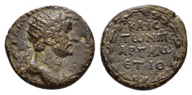 CAPPADOCIA. Caesarea. Hadrian (117-138). Ae. 

Obv : ΑΥΤΟ ΚΑΙϹ ΑΔΡΙΑΝΟϹ ϹΕΒΑϹΤΟϹ.
Radiate and draped bust right.

Rev : ΚΑΙϹ / ΤωΝ ΠΡ / ΑΡΓΑΙω / ΕΤ ΙΘ...