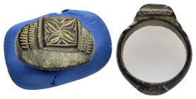 ANCIENT BYZANTINE BRONZE RING.(3rd–4th centuries).Ae.

Condition : Good very fine.

Weight : 8.99 gr
Diameter : 21 mm