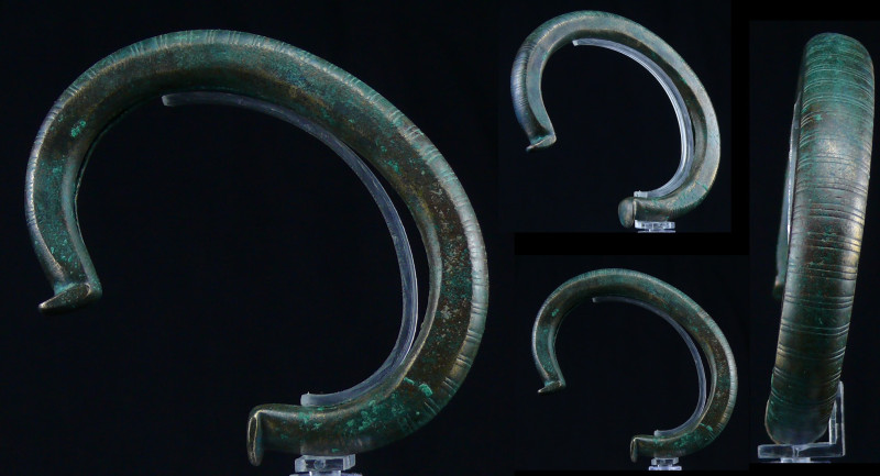 Age du bronze - Bracelet - 3000 / 1000 av. J.-C.
Bracelet en bronze ciselé de g...