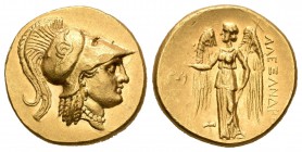 Imperio Macedonio. Alejandro III Magno. Estátera. Anv.: Cabeza de Atenea con casco corinto, adornado con serpiente enroscada. Rev.: Victoria en pie a ...