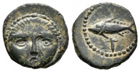 Gades. Cuarto. 200-100 a.C. (Abh-1330, como 1/2 calco). (Acip-674). Anv.: Cabeza frontal de Helios. Rev.: Atún a izquierda, debajo letra fenicia alef....