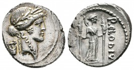 Claudia. Denario. 42 a.C. Roma. (Ffc-569). (Craw-494/23). (Cal-428). Anv.: Cabeza laureada de Apolo a derecha, detrás lira. Rev.: Diana Lucifera en pi...