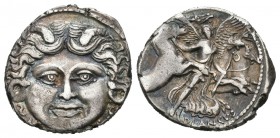 Plautia. Denario. 47 a.C. Roma. (Ffc-1003). (Craw-453/1a). (Cal-1131). Anv.: Máscara de Medusa con serpientes a ambos lados de la cara, debajo (L PLAV...