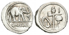 Julio César. Denario. 46-45 a.C. Galia. (Ffc-50). (Craw-443/1). Anv.: Elefante a derecha, pisando una serpiente, debajo CAESAR
 . Rev.: Atributos sace...