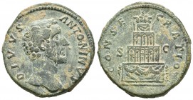 Antonino Pío. Sestercio. 161 d.C. Roma. (Ric-III-1266). Rev.: CONSECRATIO SC. Pira funeraria coronada por cuadriga conducida por Marco Aurelio. Ae. 24...