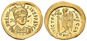 Anastasio. Sólido. 491-518 d.C. Constantinopla. (S-3). Rev.: VICTORIA AVGGG A / CONOB. Victoria en pie a izquierda con cruz larga, estrella en el camp...