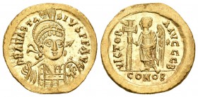 Anastasio. Sólido. 491-518 d.C. Constantinopla. (S-3). Rev.: VICTORIA AVGGG B / CONOB. Victoria en pie a izquierda con cruz larga, estrella en el camp...