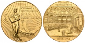 México. Medalla en oro. 1957. Au. 41,66 g. Primer Centenario de la Constitución. 37 mm. SC. Est...1100,00.