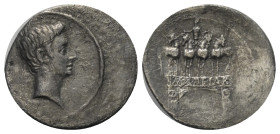 Augustus (31 v. - 14 n. Chr.).

 Denar (Silber). 32 - 29 v. Chr. Brundisium oder Rom?.
Vs: Barhäuptiger Kopf des Augustus rechts.
Rs: IMP CAESAR a...