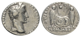 Augustus (31 v. - 14 n. Chr.).

 Denar (Silber). 81 n. Chr. Rom.
Vs: CAESAR AVGVSTVS - DIVI F PATER PATRIAE. Kopf mit Lorbeerkranz rechts.
Rs: C L...