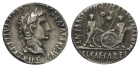 Augustus (31 v. - 14 n. Chr.).

 Denar (Silber). 81 n. Chr. Rom.
Vs: CAESAR AVGVSTVS - DIVI F PATER PATRIAE. Kopf mit Lorbeerkranz rechts.
Rs: C L...