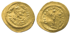 Iustinus I. (518 - 527 n. Chr.).

 Tremissis (Gold). 518 - 527 n. Chr. Constantinopolis.
Vs: D N IVSTINVS P P AVG. Büste mit Perldiadem, Paludament...
