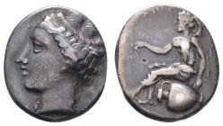 Antike Griechen
Bruttium Terina, Nomos (7,57g), ca. 440-425 v. Chr. Av: Kopf der Nymphe Terina nach links. Rev: Sitzende Nike auf Hydria nach links. ...