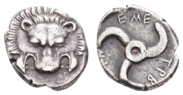 Antike Griechen
Lykien Trbbenimi, Tetrobol (2,92g), 390-360 v. Chr. Av: Löwenskalp. Rev: Triskeles. SNG von Aulock 4219 var., ss.