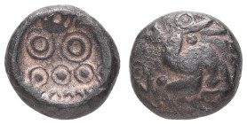 Antike Kelten
 Hessen, Æ-Stater (5,59g), Regenbogenschüsselchen, 1. Jhd.v. Chr.. Av: Triskeles im Dreiviertel-Blätterkranz. Rev: Drei Doppelkreise un...