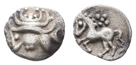 Antike Kelten
 Vindeliker, 1/4 Quinar (0,41g), ca. 1. Jh. v. Chr. Av: Kopf nach links. Rev: Pferd mit Punktmähne nach links. Slg. Flesche 390, ss.