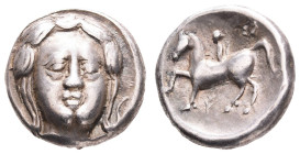 Antike Kelten
 Oltenien, Tetradrachme (12,49g), 3./2. Jh. v. Chr., Typ Apollokopf. Av: Stilisierter Apollokopf von vorn. Rev: Stilisierter Reiter nac...