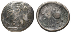 Antike Kelten
 Ostkelten, Tetradrachme (7,91g), Typ Sattelkopfpferd, ca. 2./1. Jh. v. Chr. Av: Stilisierter Zeuskopf nach rechts. Rev: Reiter nach li...