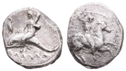 Antike Griechen
Kalabrien Tarent, Didrachme (7,62g), ca. 320 v. Chr. Av: Reiter mit Speer nach rechts. Rev: Taras mit Spindel auf Delfin, davor Adler...