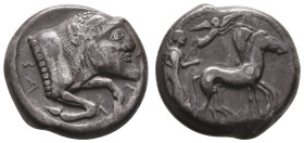 Antike Griechen
Sizilien Gela, Tetradrachme (17,16g), 480-475 v. Chr. Av: Quadriga nach rechts, darüber Nike nach rechts. Rev: Stierprotome mit mensc...