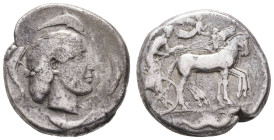 Antike Griechen
Sizilien Syrakus, Tetradrachme (17,22g), ca. 450 v. Chr. Av: Quadriga nach rechts, darüber schwebende Nike nach links, im Abschnitt d...
