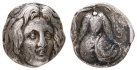 Antike Griechen
Karien Rhodos, Didrachme (6,37g), 4. Jhdt. v. Chr. Av: Helioskopf halbrechts. Rev: Rosenblüte mit Trieb und Knospe. Etwas Belag, ss.
