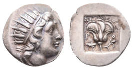 Antike Griechen
Karien Rhodos, Drachme (2,49g), 188-170 v. Chr. Av: Helioskopf nach rechts. Rev: Rose. Schöne Patina, vz.