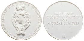 Medaillen Medaillen Deutschland nach 1900
 DDR, Berlin, weiße Bisquitporzellanmedaille (34,30 g, 63,3 mm), o. J., Porzellanmanufaktur Meißen, auf das...