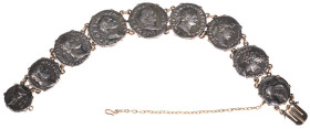 Münzgefäße und Münzschmuck
 Armband im Etui mit neun à jour gefassten griechischen und römischen Silbermünzen mit einer Schließlänge von 17,5 cm: Ein...