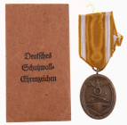 3. Reich Zivile Auszeichnungen
 Deutsches Schutzwall-Ehrenzeichen, Bronze oxidiert, OEK 3520, in original Verleihungstüte, Verleihungstüte rückseitig...