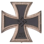 Allg. militärische Auszeichnungen 2. Weltkrieg
 Eisernes Kreuz 1939 1. Klasse, magnetisch, flach, auf Nadel Hersteller "20" für die Firma C.F. Zimmer...