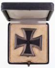 Allg. militärische Auszeichnungen 2. Weltkrieg
 Eisernes Kreuz 1939 1. Klasse, magnetisch, flach, im schwarzen Etui mit EK-Aufdruck, weiße Samteinlag...