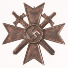 Allg. militärische Auszeichnungen 2. Weltkrieg
 Kriegsverdienstkreuz 1. Klasse mit Schwertern, mit Hersteller "15" auf Nadel für die Firma Friedrich ...