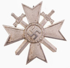 Allg. militärische Auszeichnungen 2. Weltkrieg
 Kriegsverdienstkreuz 1. Klasse mit Schwertern, mit Hersteller "15" auf Nadel für die Firma Friedrich ...