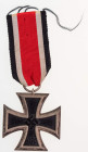 Allg. militärische Auszeichnungen 2. Weltkrieg
 Eisernes Kreuz 1939 2. Klasse, magnetisch, im Bandring Hersteller "65" für die Firma Klein & Quenzer ...