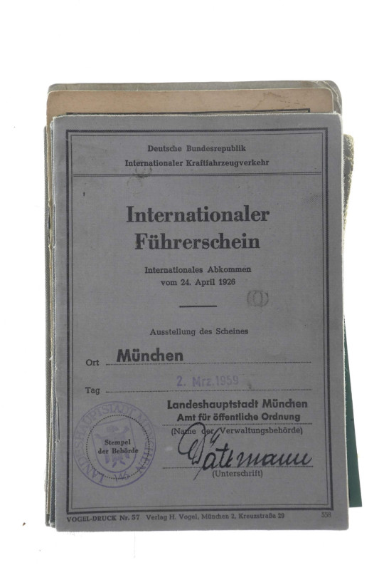 Ausweise, Mitgliedsbücher und Mitgliedskarten
 13x verschiedene Ausweise mit u....