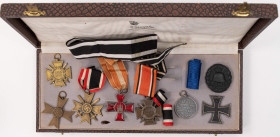 Militaria Nachlässe
 Kleiner Nachlass mit u.a. Hanseaten Kreuz, Kriegsverdienstkreuz mit Schwertern, Kriegsverdienstkreuz, Verwundetenabzeichen schwa...