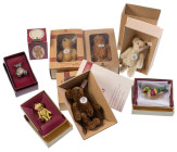 Sonderausgaben
 1992/93 kl. Teddy aus 925er Silber, 1993/94, 1994/95 und 1995/96 je Zinn Miniatur, 1997, 1999, 2001 und 2002 je kl. Teddy, alle 8 OVP