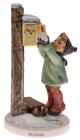 Einzelfiguren
 "Brief ans Christkind! Letter to Santa Claus", Mädchen vor Briefkasten, Ausgabe 2000, 18 cm hoch, Vitrinenmodell, einwandfrei mit OVP