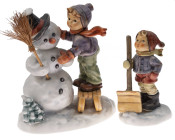 Einzelfiguren
 "Winterfreunde", ca. 17 cm hoch (Hum 2002) und "Hoffentlich schneit´s bald wieder", ca. 13 cm (Hum 2036), je sehr gut erhaltenes Vitri...