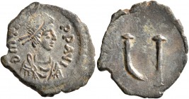 Tiberius II Constantine, 578-582. Pentanummium (Bronze, 18 mm, 1.79 g, 1 h), Constantinopolis. δ m Tib CON P P AVI Diademed, draped and cuirassed bust...