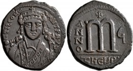 Tiberius II Constantine, 578-582. Follis (Bronze, 31 mm, 14.59 g, 7 h), Theoupolis (Antiochia), RY 6 = 579/580. m TIS CONSTANT P AVЧ Crowned facing bu...