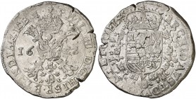 1622. Felipe IV. Brujas. 1 patagón. (Vti. 1055) (Vanhoudt 645.BG) (Van Gelder & Hoc 329-6). 27,87 g. Grietas en canto. Parte de brillo original. Muy r...