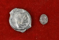 Lote formado por un hemióbolo de Elaia (Aiolis) y un potin de Los Senones de la Galia. Total 2 monedas. A examinar. MBC-.