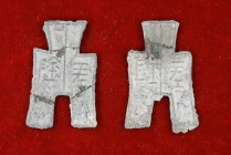 (350-250 a.C.). China. (D.H. 3.366). AE. Lote de 2 monedas azada. A examinar. MBC.