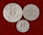 1944. Francia. B (Beaumont-Le Roger). 50 céntimos, 1 y 2 francos. (Kr. 914.2, 902.2 y 904.2). Lote de 3 monedas. MBC-/MBC.