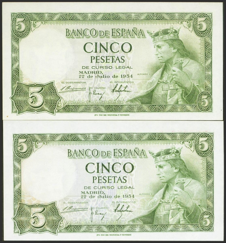 Conjunto de 2 billetes de 5 Pesetas emitidos el 22 de Julio de 1954 con las seri...