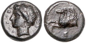 Sizilien-Syrakus. 
AE-Tetras (um 336/317). SNG&nbsp;München&nbsp;1167-1169. schwarzbraune Patina 5,01&nbsp;g. . 
f.vz